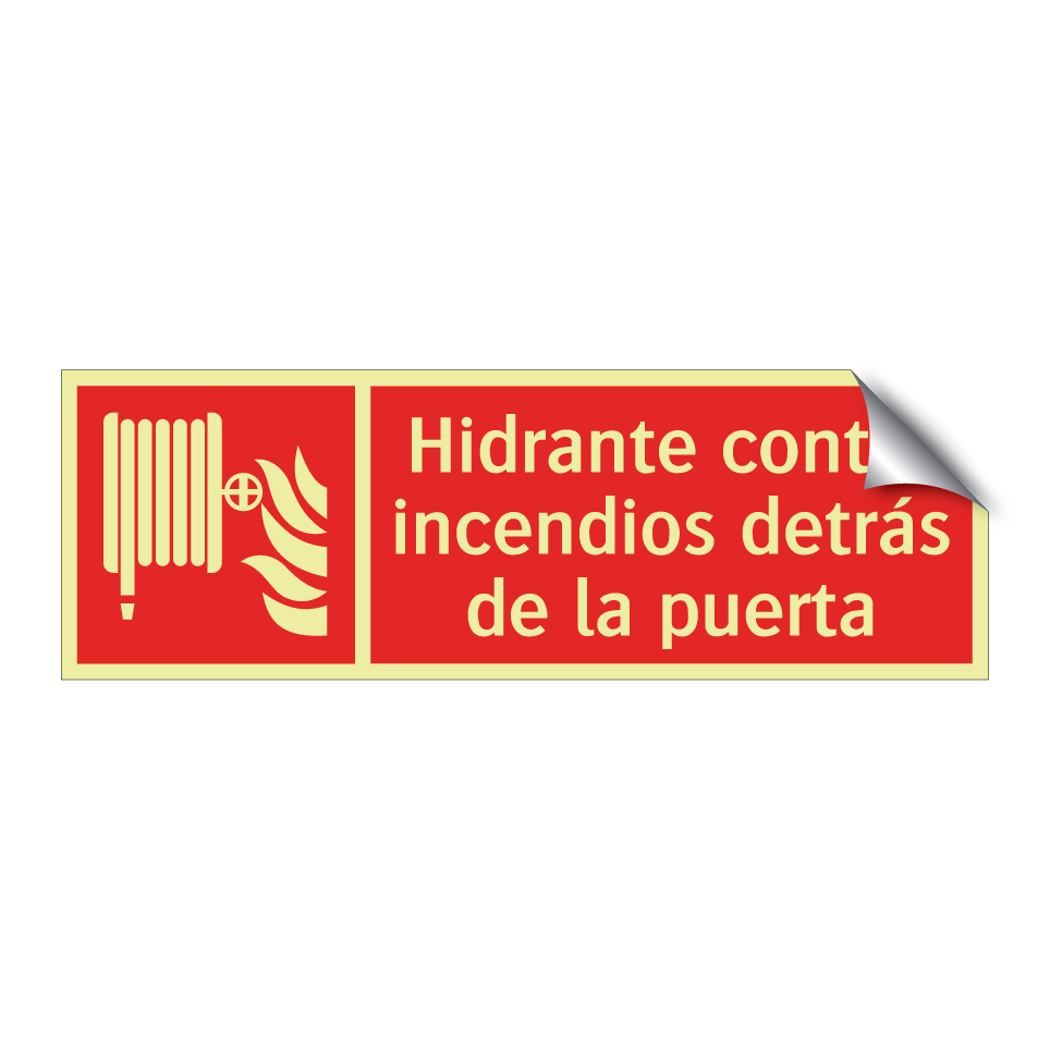 Hidrante contra incendios detrás de la puerta