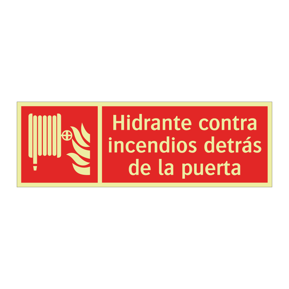 Hidrante contra incendios detrás de la puerta
