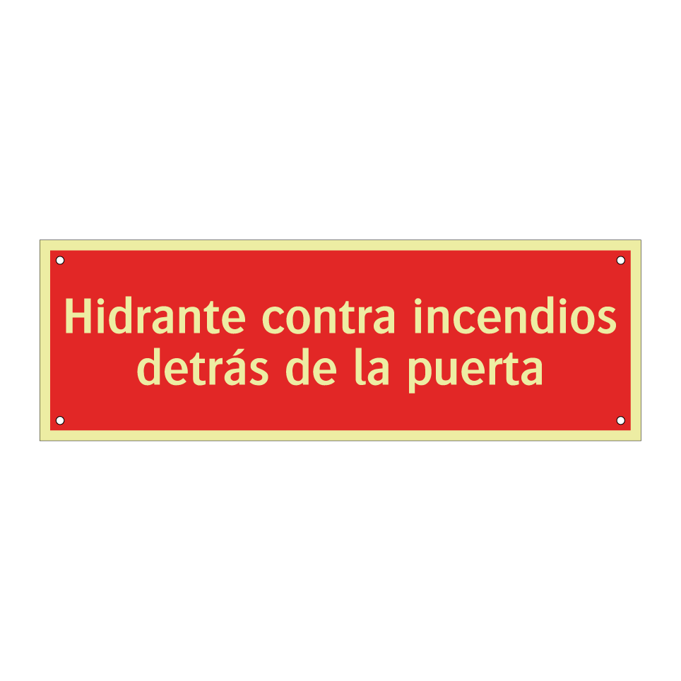 Hidrante contra incendios detrás de la puerta