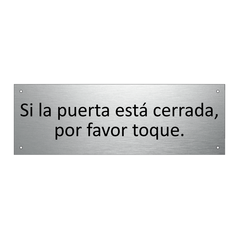 Si la puerta está cerrada, por favor toque.