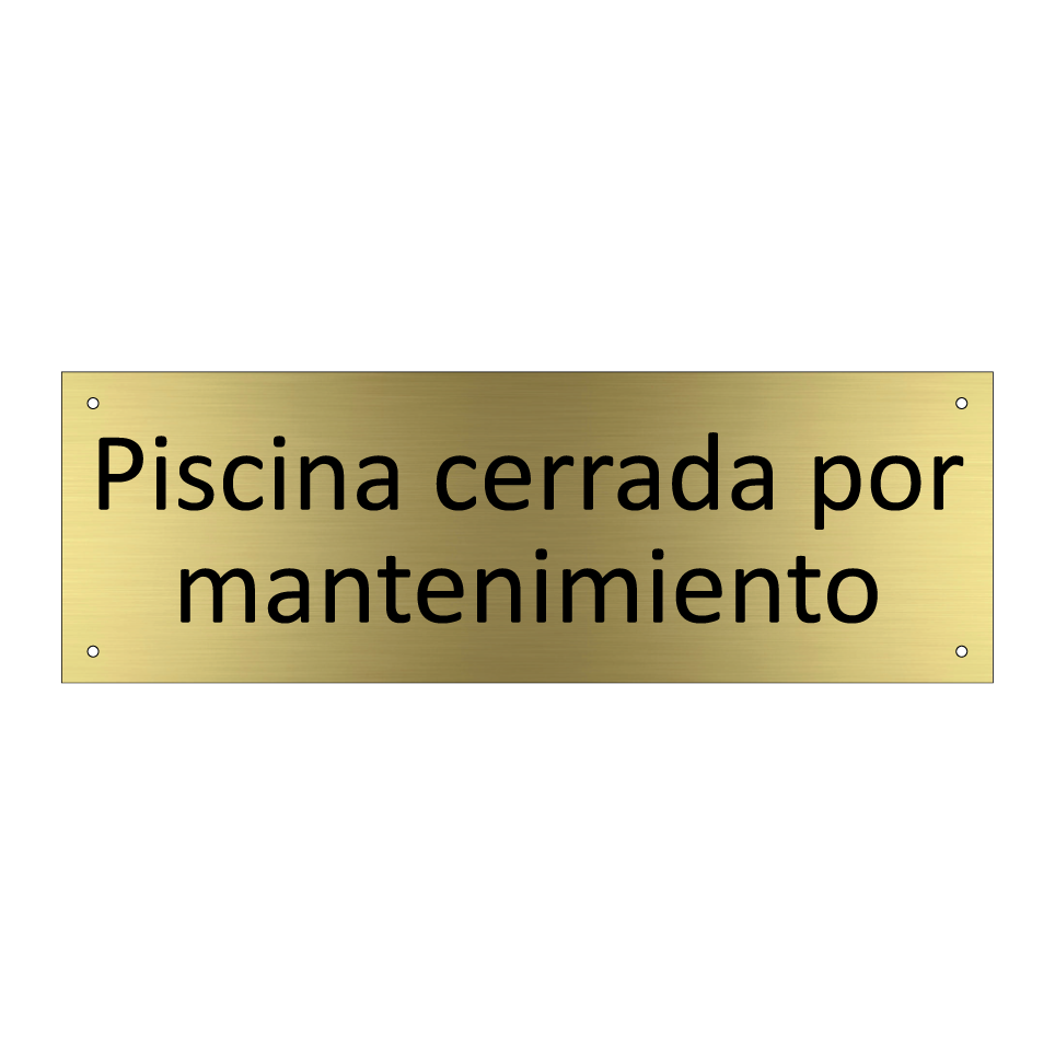 Piscina cerrada por mantenimiento