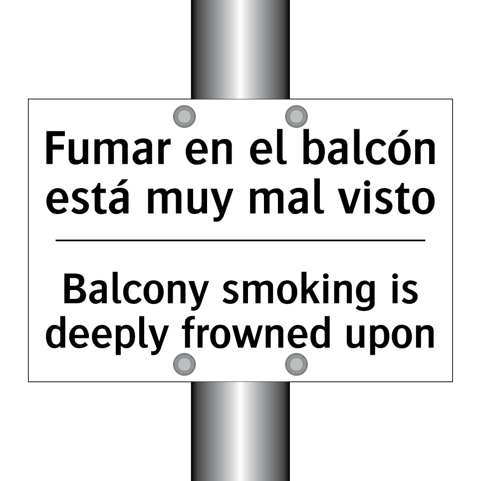 Fumar en el balcón está muy mal visto - Balcony smoking is deeply frowned upon