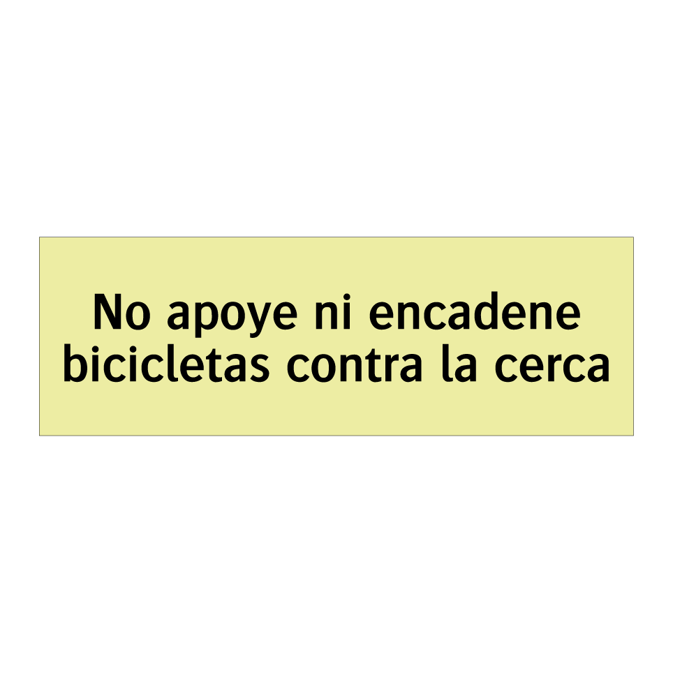 No apoye ni encadene bicicletas contra la cerca