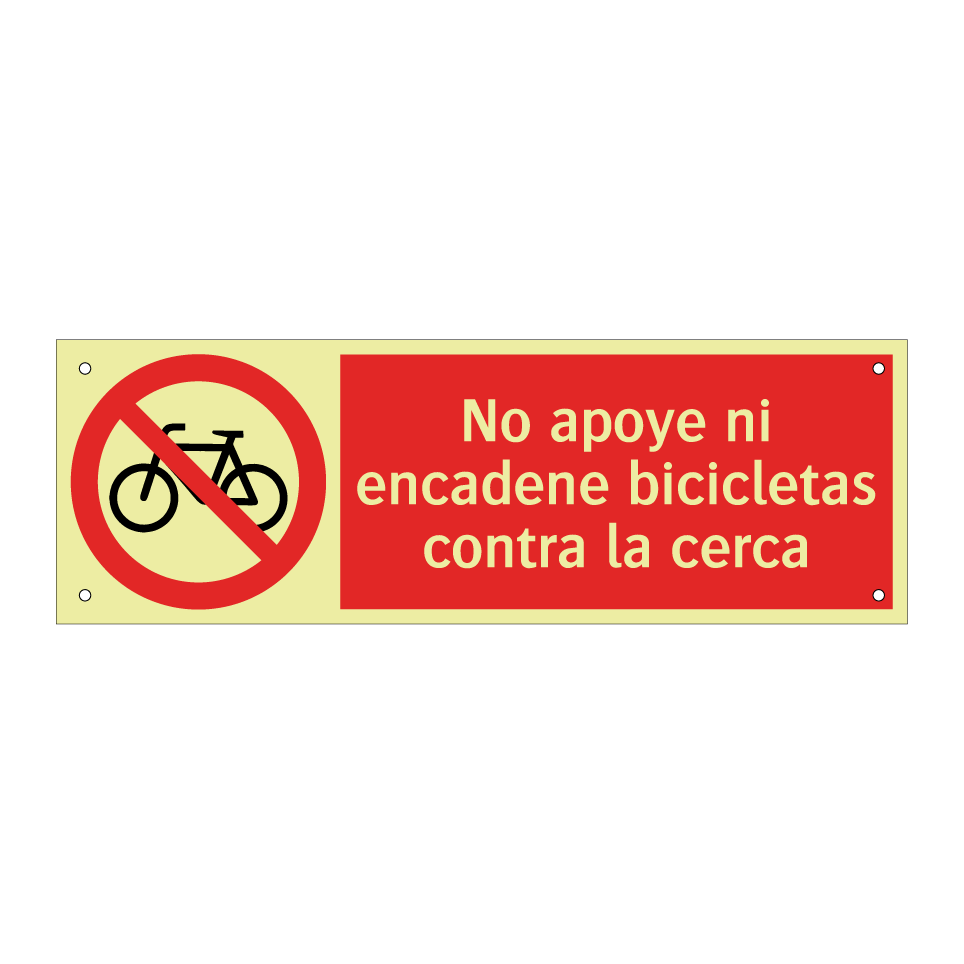 No apoye ni encadene bicicletas contra la cerca