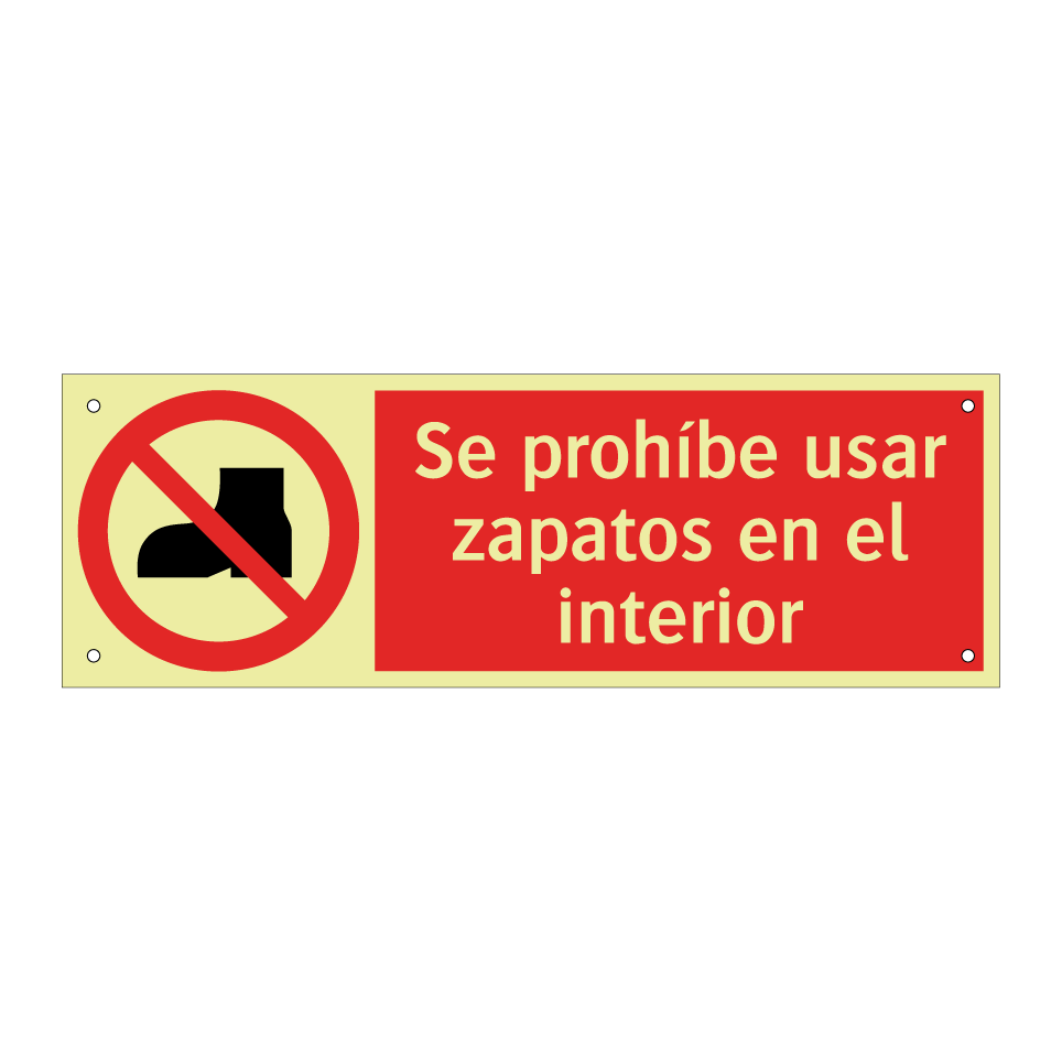 Se prohíbe usar zapatos en el interior