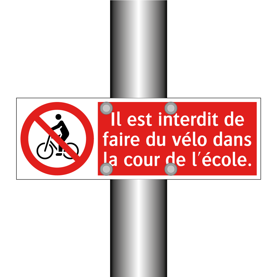 Il est interdit de faire du vélo dans la cour de l'école.