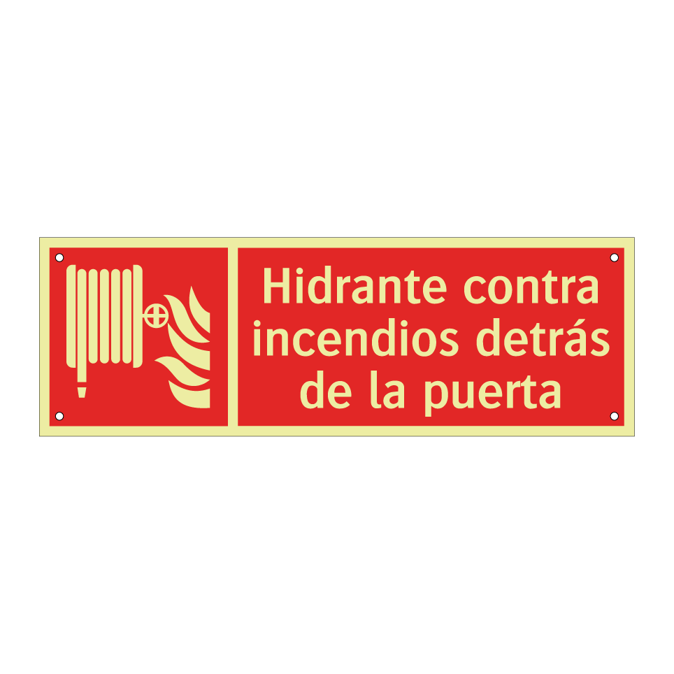 Hidrante contra incendios detrás de la puerta
