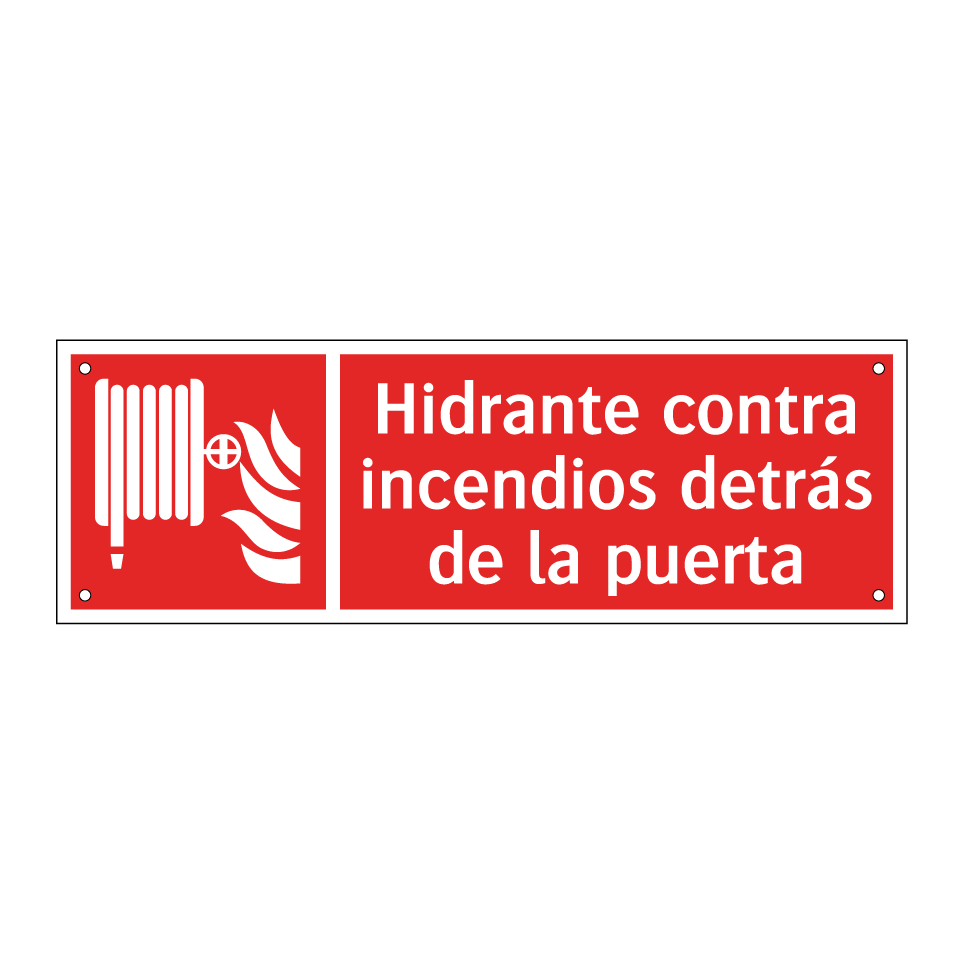 Hidrante contra incendios detrás de la puerta