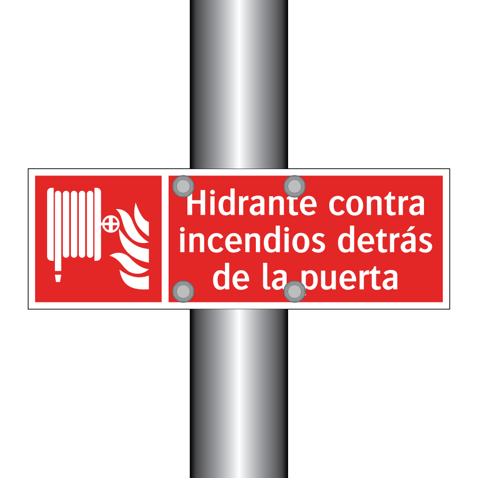 Hidrante contra incendios detrás de la puerta