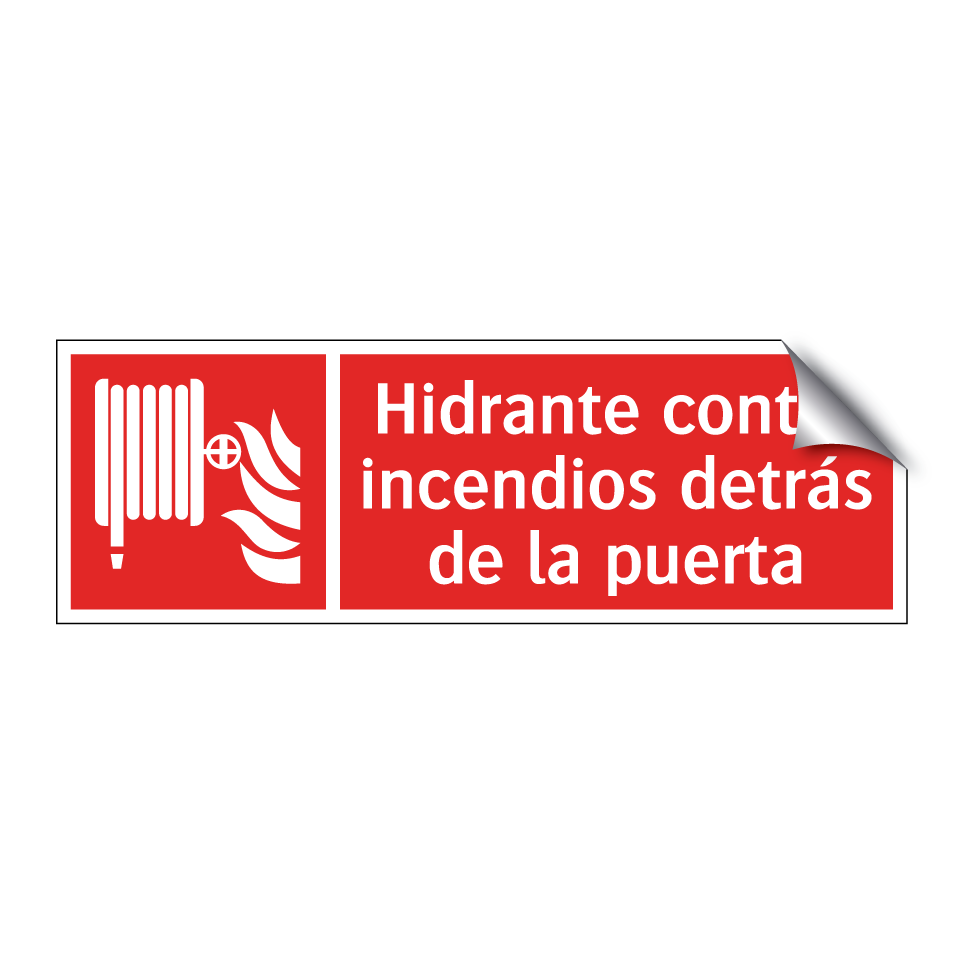 Hidrante contra incendios detrás de la puerta