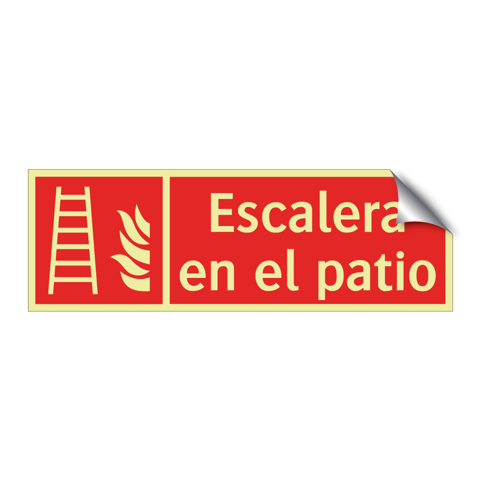 Escalera en el patio