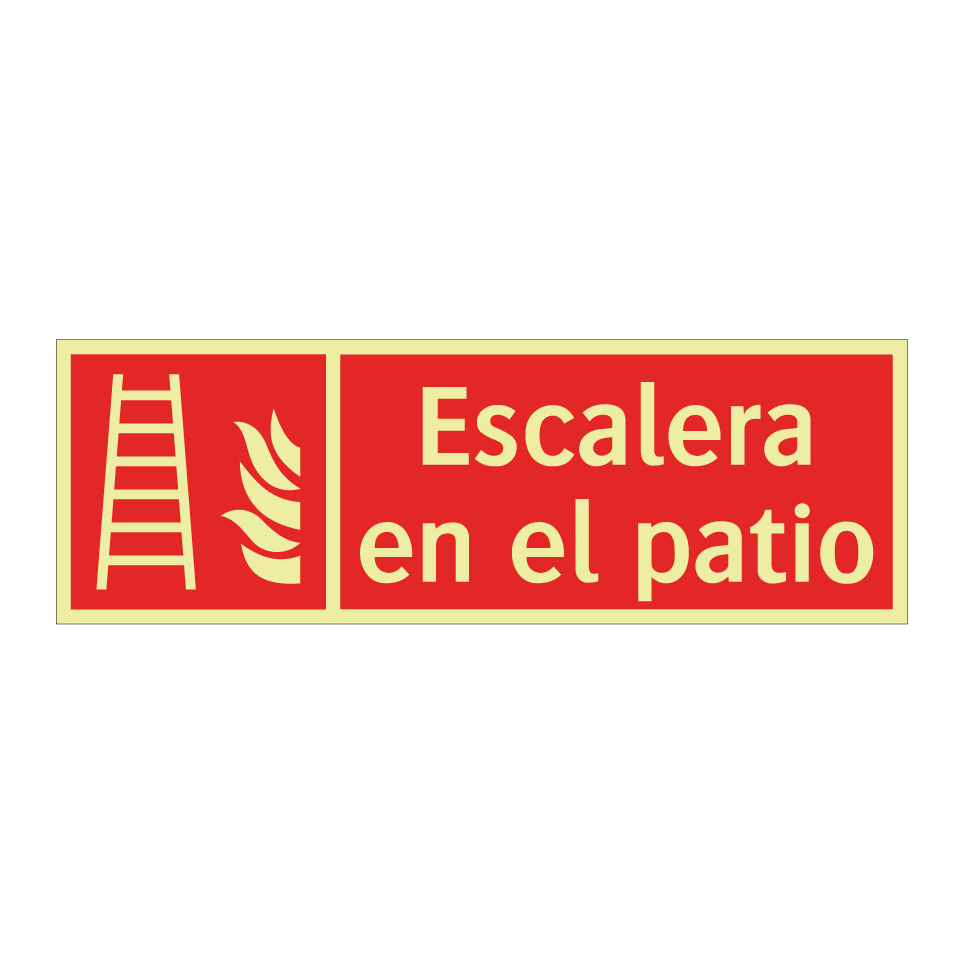 Escalera en el patio