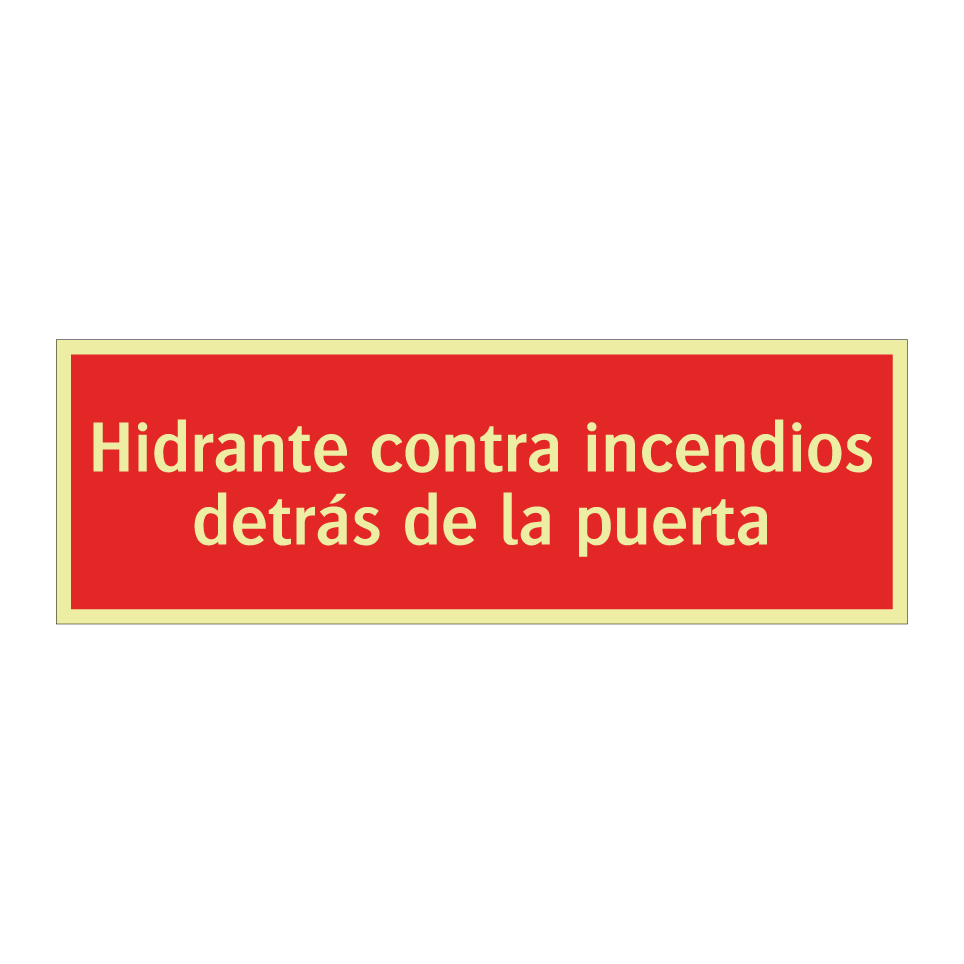 Hidrante contra incendios detrás de la puerta