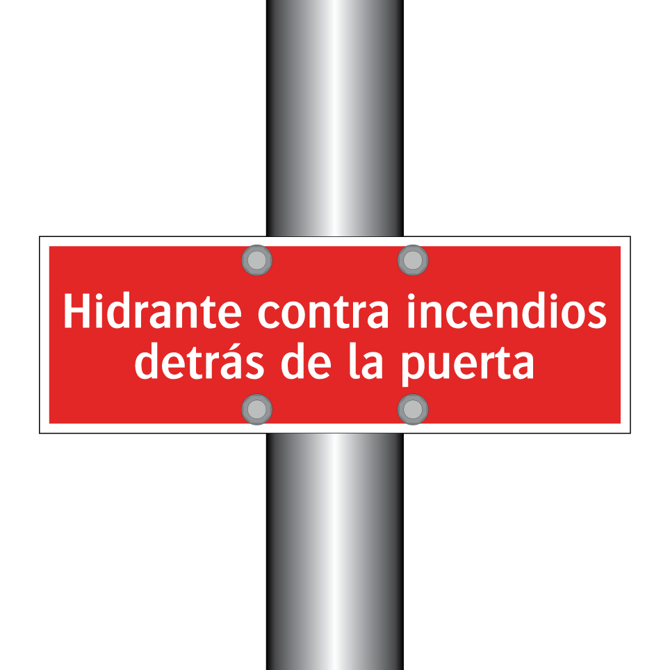 Hidrante contra incendios detrás de la puerta