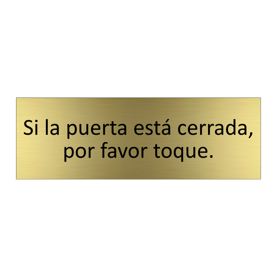 Si la puerta está cerrada, por favor toque.