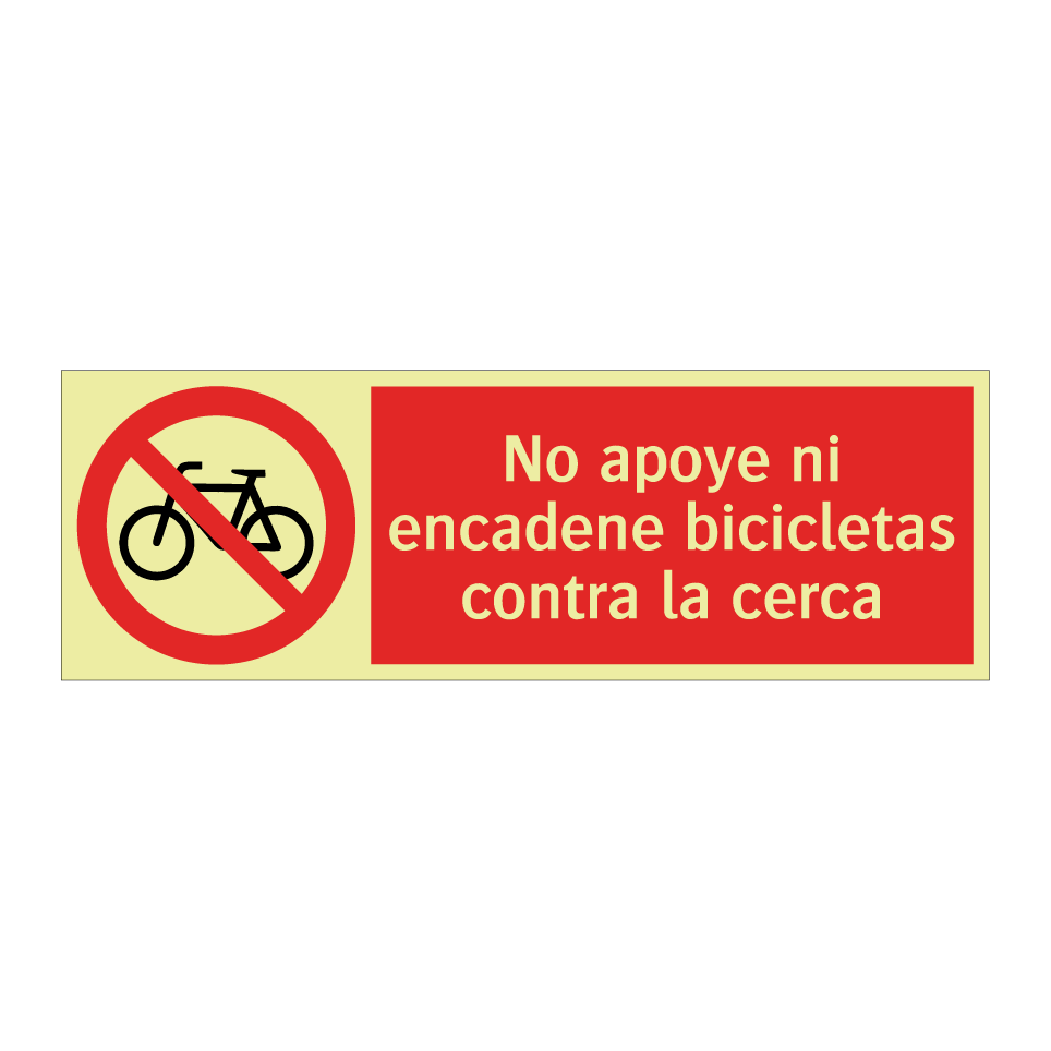 No apoye ni encadene bicicletas contra la cerca