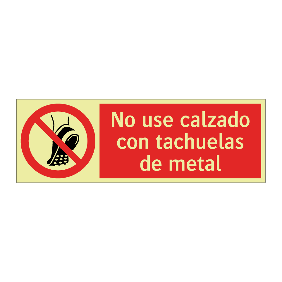 No use calzado con tachuelas de metal