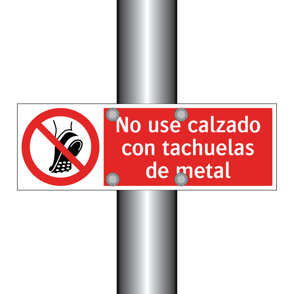 No use calzado con tachuelas de metal