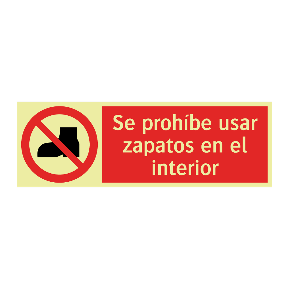 Se prohíbe usar zapatos en el interior