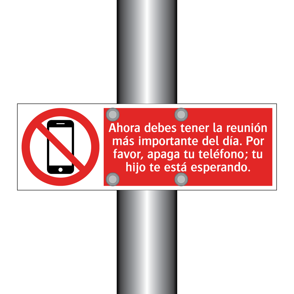 Ahora debes tener la reunión más importante del día. Por favor, apaga tu teléfono; tu hijo te está esperando.
