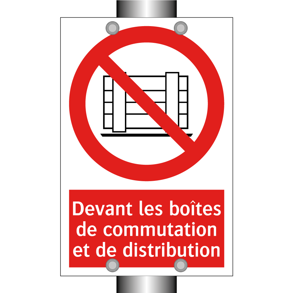 Devant les boîtes de commutation et de distribution
